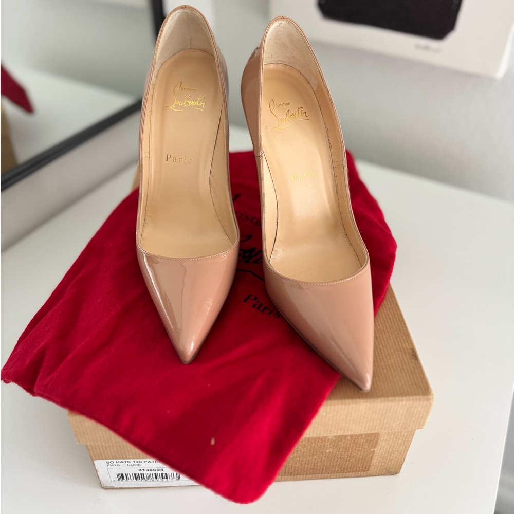 Christian Louboutin So Kate. Size 37. Nude.